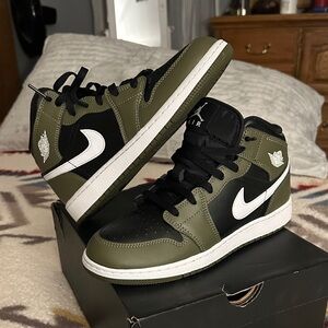 Jordan Kids Sneakers in Olive and Black